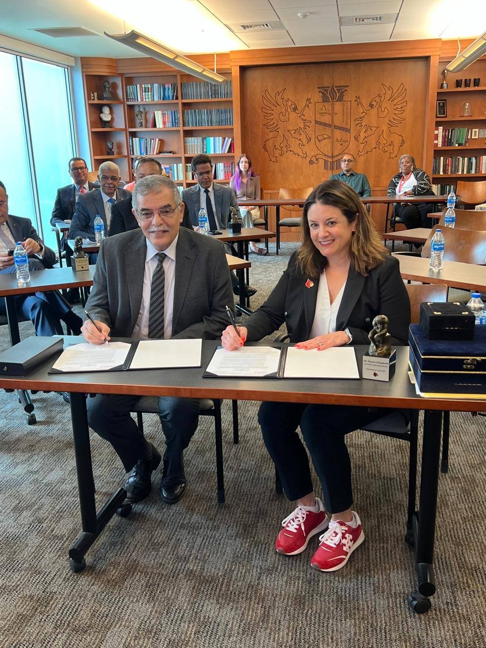 وزير التعليم العالي يشارك في توقيع اتفاقية تعاون بين جامعة بنها الأهلية وجامعة لويفيل الأمريكية عبر تقنية الفيديو كونفرانس